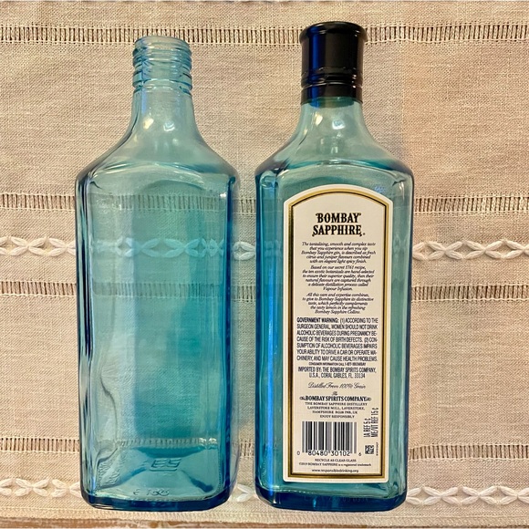 š©µ2 Bombay Sapphire EMPTY Gin Bottles, 1~ Cap + Label & 1~ No Cap & No Label𩵠- Picture 2 of 4